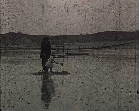GENEVIEVE ET RIVIERE SUR LA PLAGE DE POURVILLE (48)