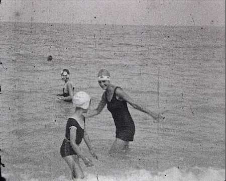 BAIN DE DOLETTA ET DES ENFANTS RALENTI - DIEPPE (247)