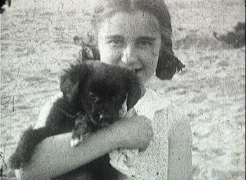 GENEVIEVE ET LE PETIT CHIEN NOIR - BIARRITZ (381)