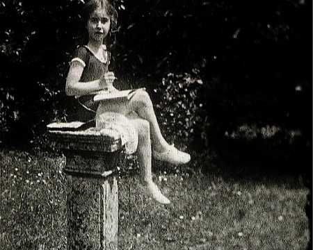 GENEVIEVE SUR LE CADRAN SOLAIRE - FRESNAY (233)