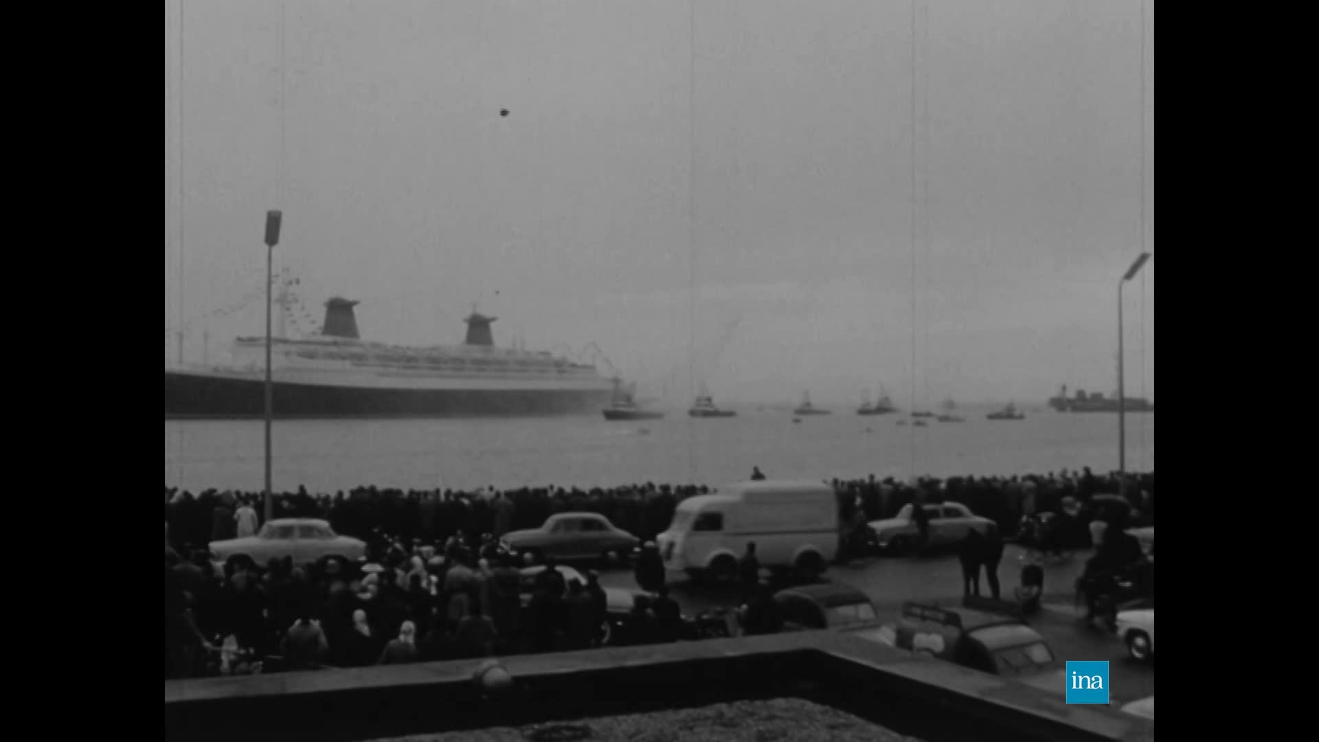 ARRIVEE DU PAQUEBOT "FRANCE" AU HAVRE, SON PORT D'ATTACHE